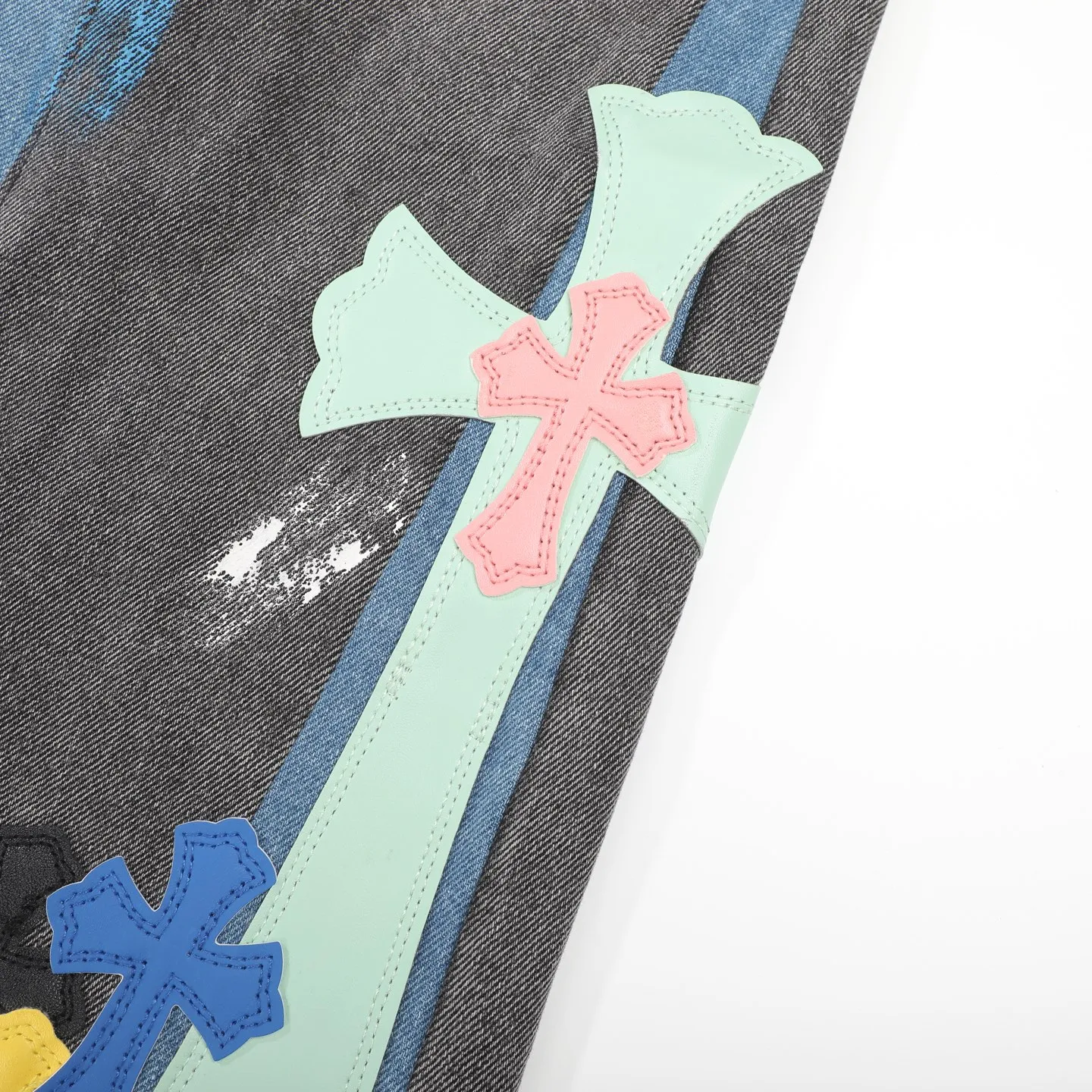 P280 GALLERY DEPT & Chrome heart Co-branded colorful leather cross loose washed flared jeans that truly restore the ultimate vintage texture. The original hardware and accessories are washed and other elevators. The QR code analysis is all purchased from the original factory. The degree of restoration is high. You are welcome to compare with a certain product ~ Three-dimensional version Loose and comfortable without being too picky about your body shape Make you taller and slimmer Factory Seiko Original factory quality control Same style for men and women Can be matched with couples Versatile recommendation Necessary jeans D332 for all seasons Trendy people have been disappointed. From the quality selection of fabrics, the tailoring of details, and the matching of patterns, everything is impeccable! The upper body is so handsome when worn...it can be easily worn by men, women and children! The craftsmanship is made of heavy-duty washed pure cotton denim fabric. After washing, it is soft and thick and looks very stylish when worn. Size: 28/30/32/34/36 Waist: 70/75/80/85/90 Knee: 44.5/46/47.5/49/50.5 Pants length: 102/104/106/108/110